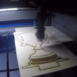 Découper et gravure du design du trophée en bois