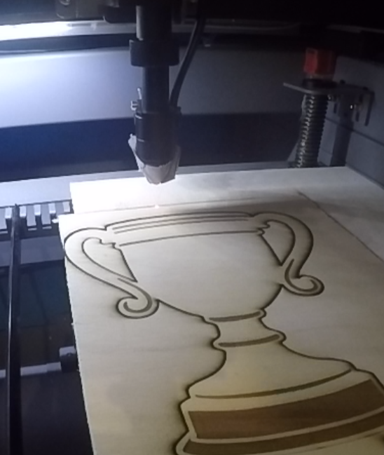 Gravure laser d'un trophée en bois