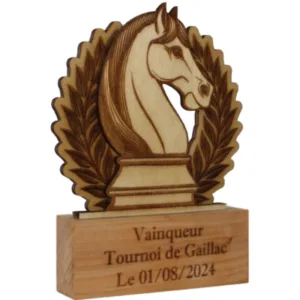 Trophée d'échecs en bois - vue de travers