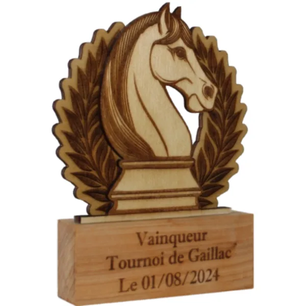 Trophée d'échecs en bois - vue de travers