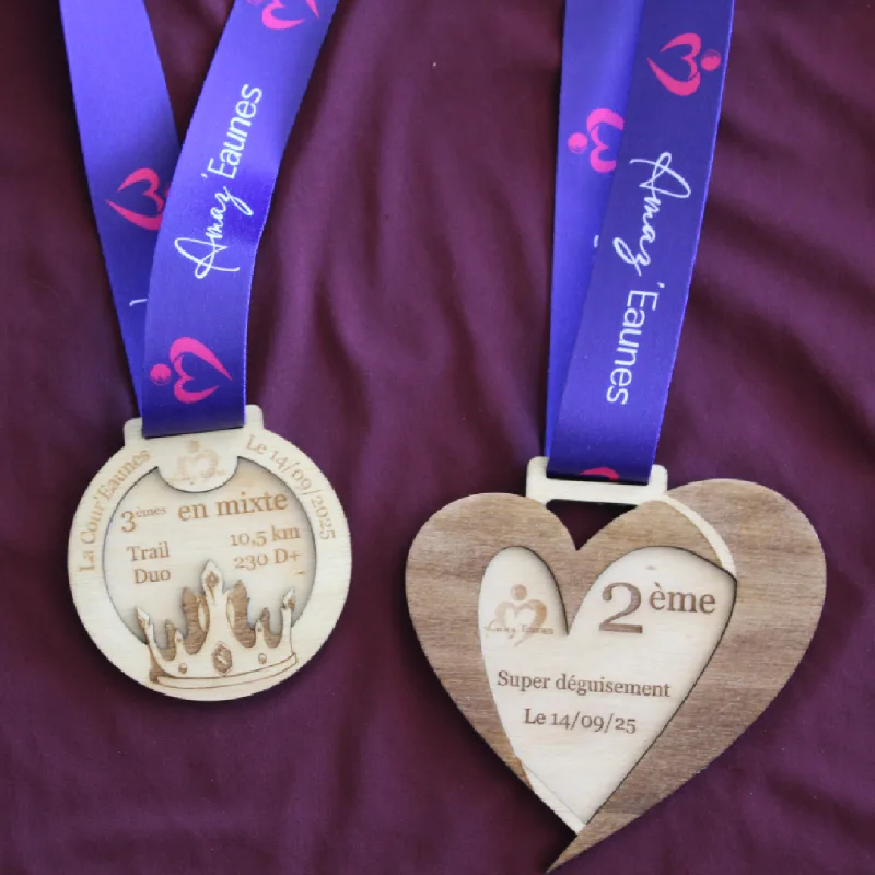 Médailles en bois en relief