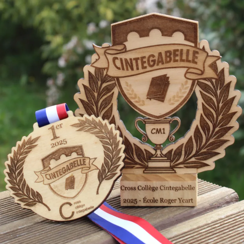 Médaille et mini-trophée pour le cross d'un collège