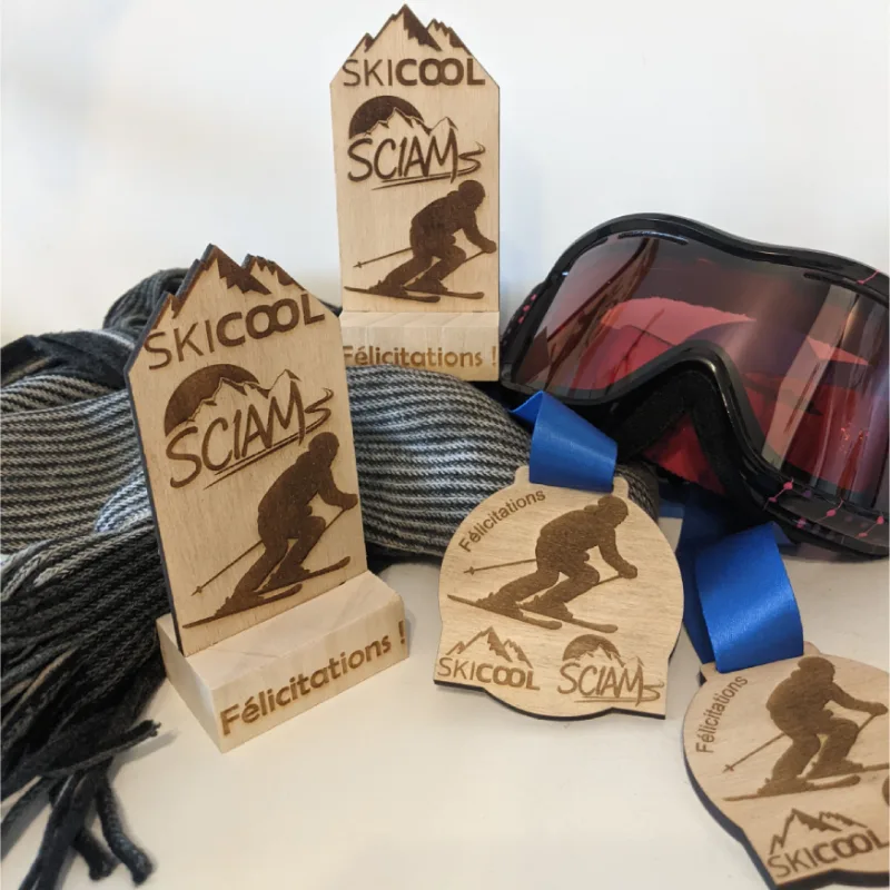 Mini-trophée et médaille de ski